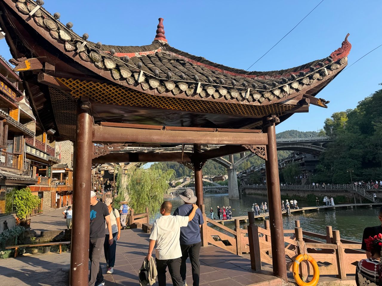 Vue de la rivière Tuojiang et des maisons anciennes de Fenghuang.