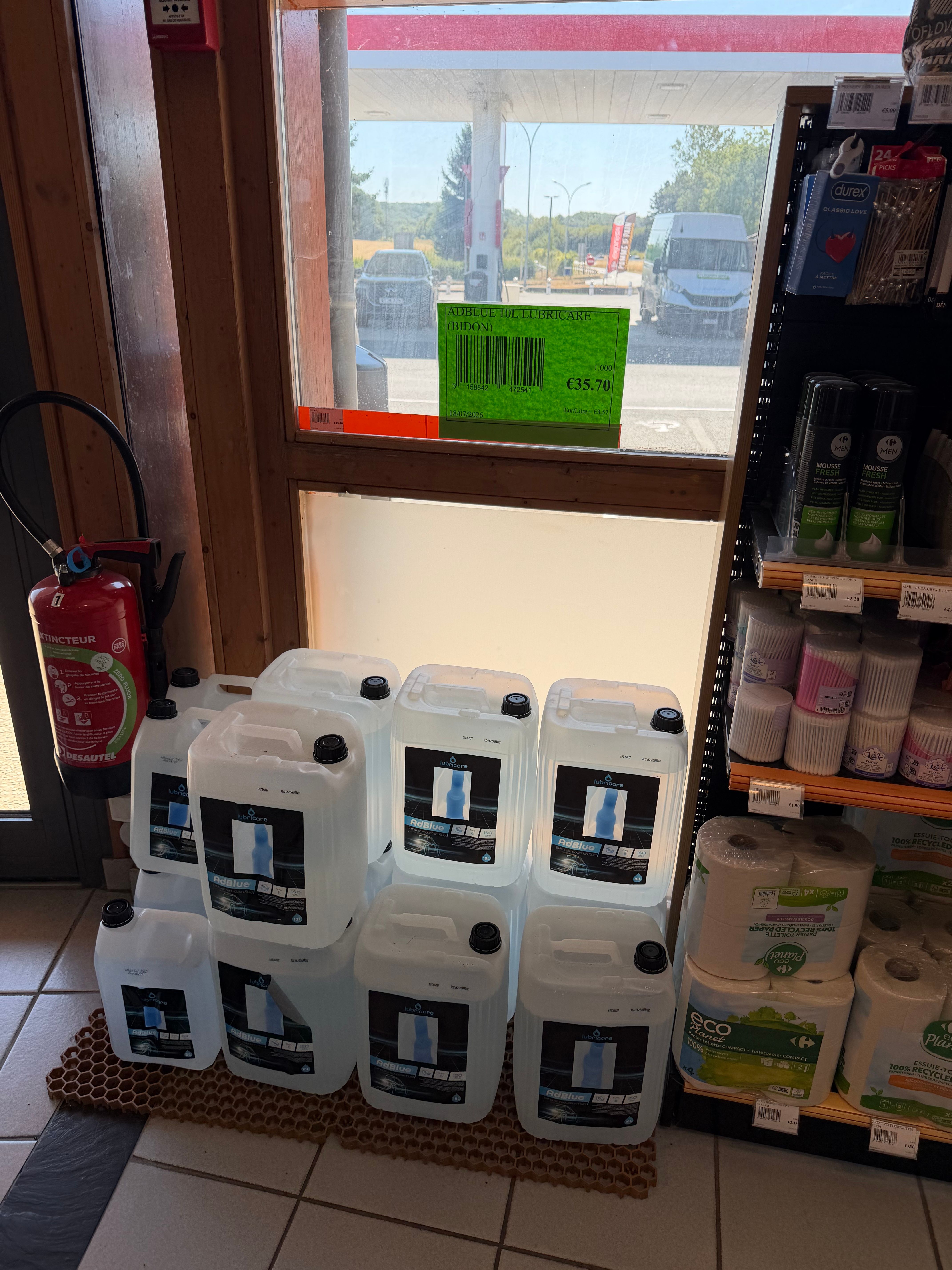 Bidons d’AdBlue exposés dans la station Esso de l’aire d’Angres sur l’A26, avec une étiquette affichant 35,70 € les 10 litres.