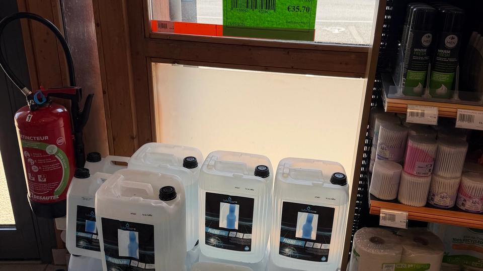 Bidons d’AdBlue exposés dans la station Esso de l’aire d’Angres sur l’A26, avec une étiquette affichant 35,70 € les 10 litres.