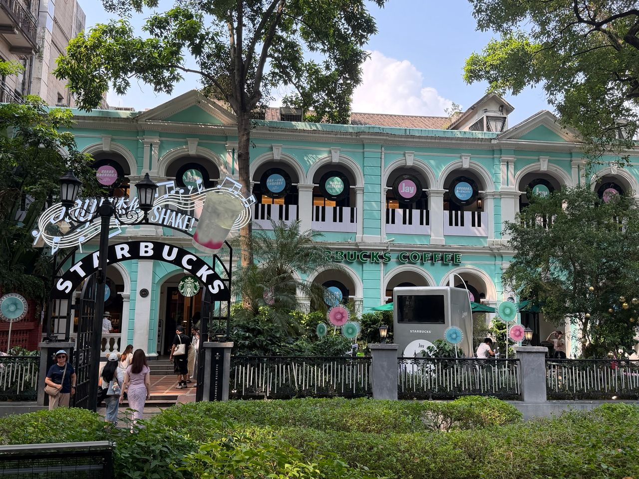 Vue générale du Starbucks Reserve de Shamian à Guangzhou décoré pour la collaboration avec Jay Chou.