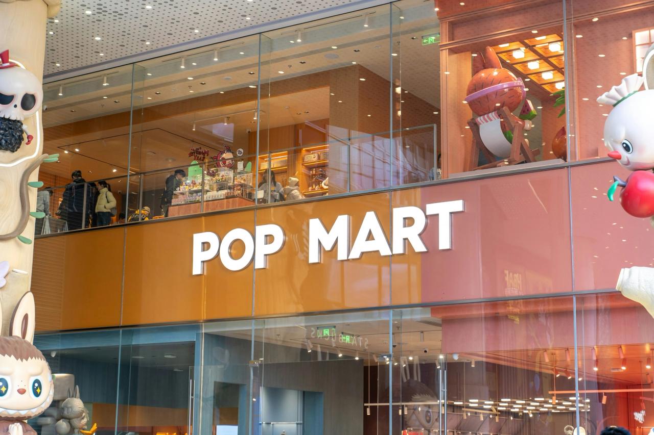 Magasin Pop Mart à Shanghai avec grandes figurines et merchandising liés aux personnages IP.