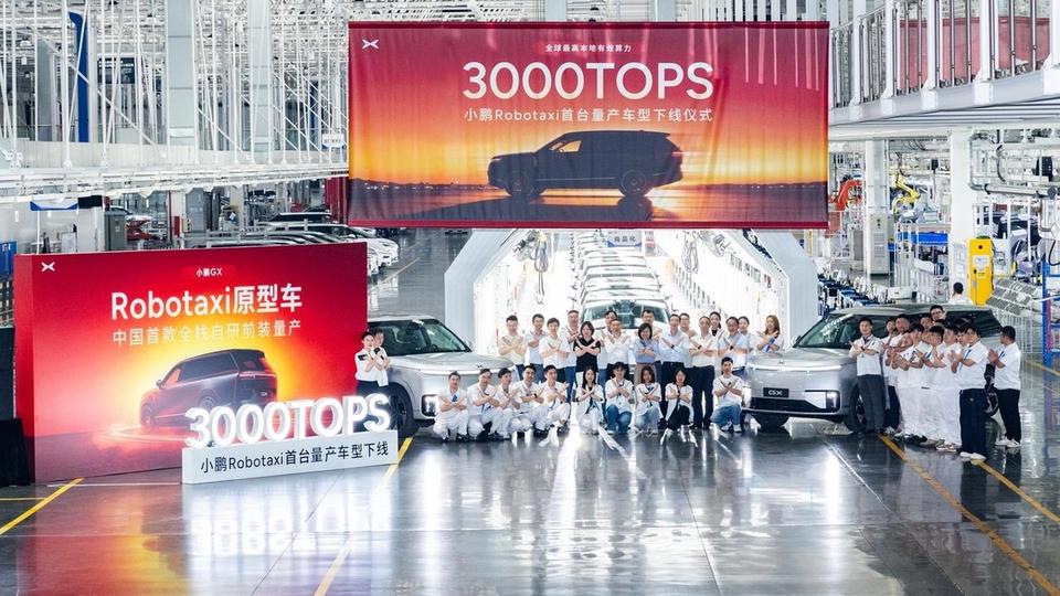 Robotaxi XPENG sur une ligne de production à Guangzhou lors de sa sortie d’usine en mai 2026.
