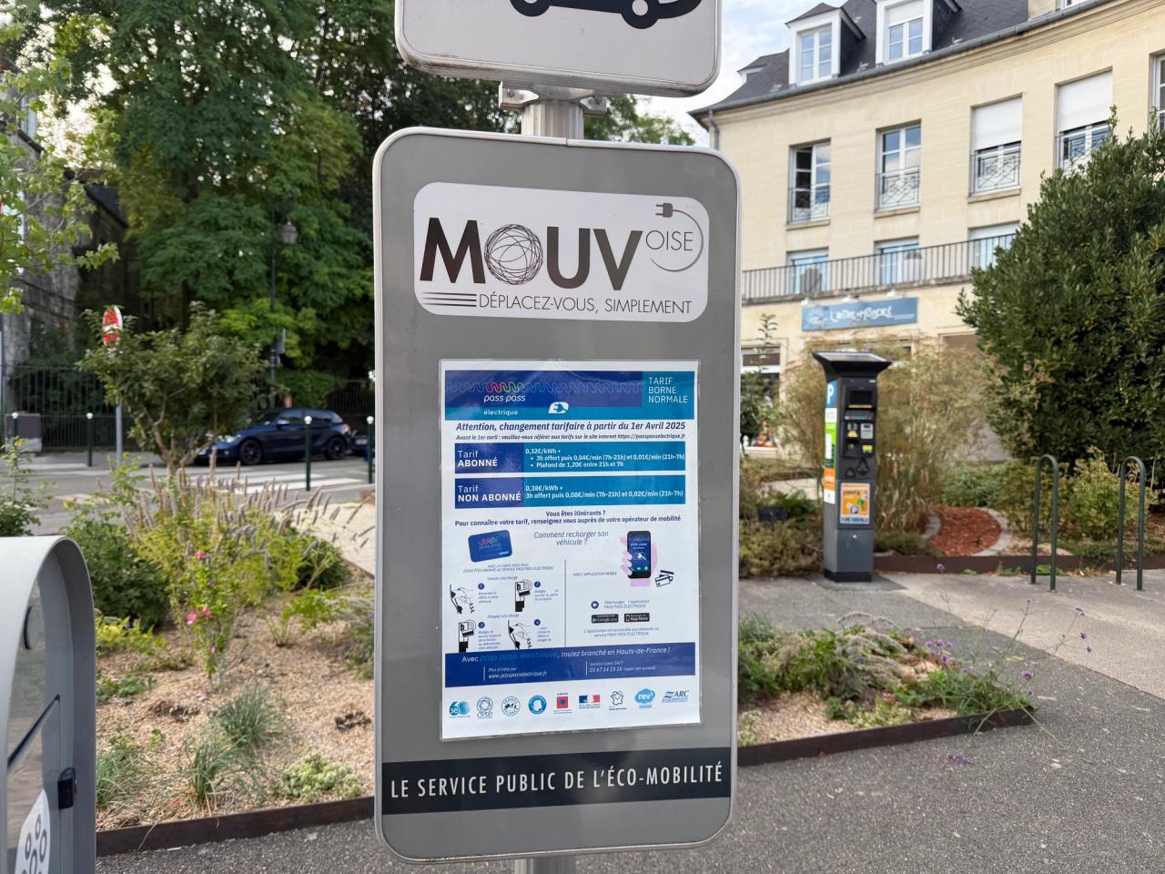 Panneau tarifaire d’une borne Mouv’Oise indiquant les prix de recharge.