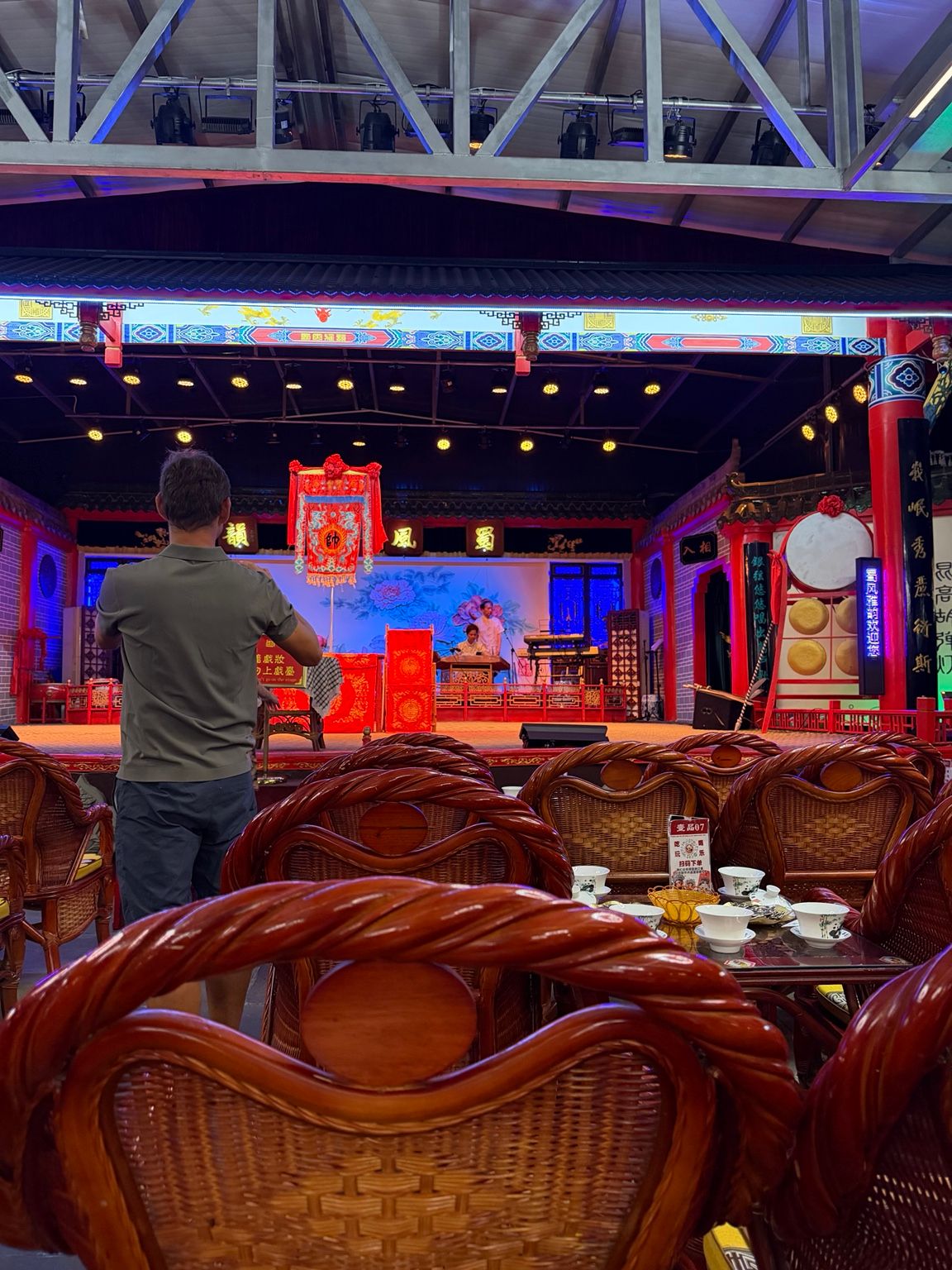 Salle de Shufeng Yayun à Chengdu avec tables pour le public.