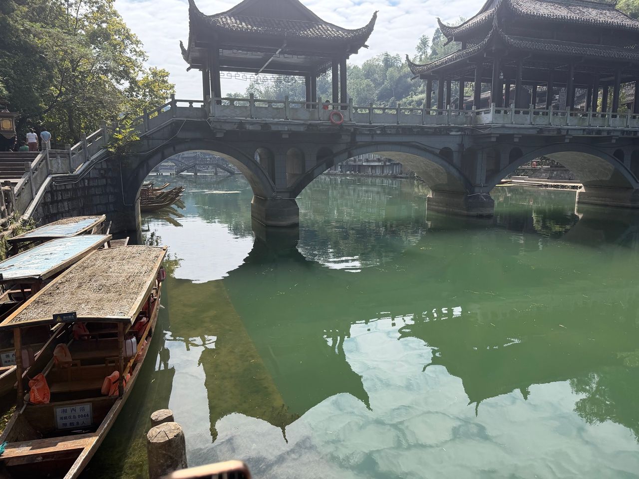Rue de Fenghuang avec commerces et visiteurs.