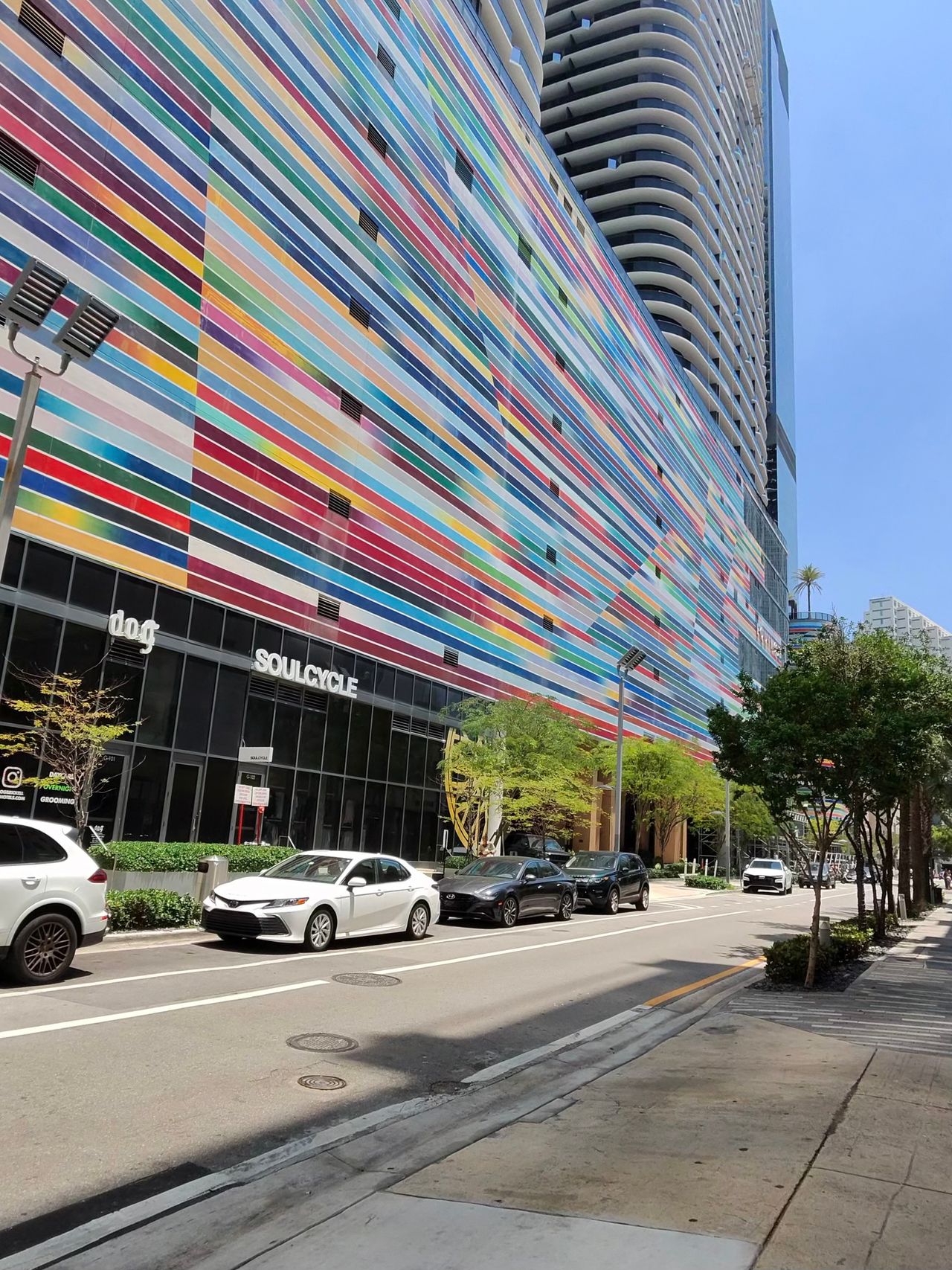 Façade colorée à Miami, photographie réellement prise avec des Ray-Ban Meta.