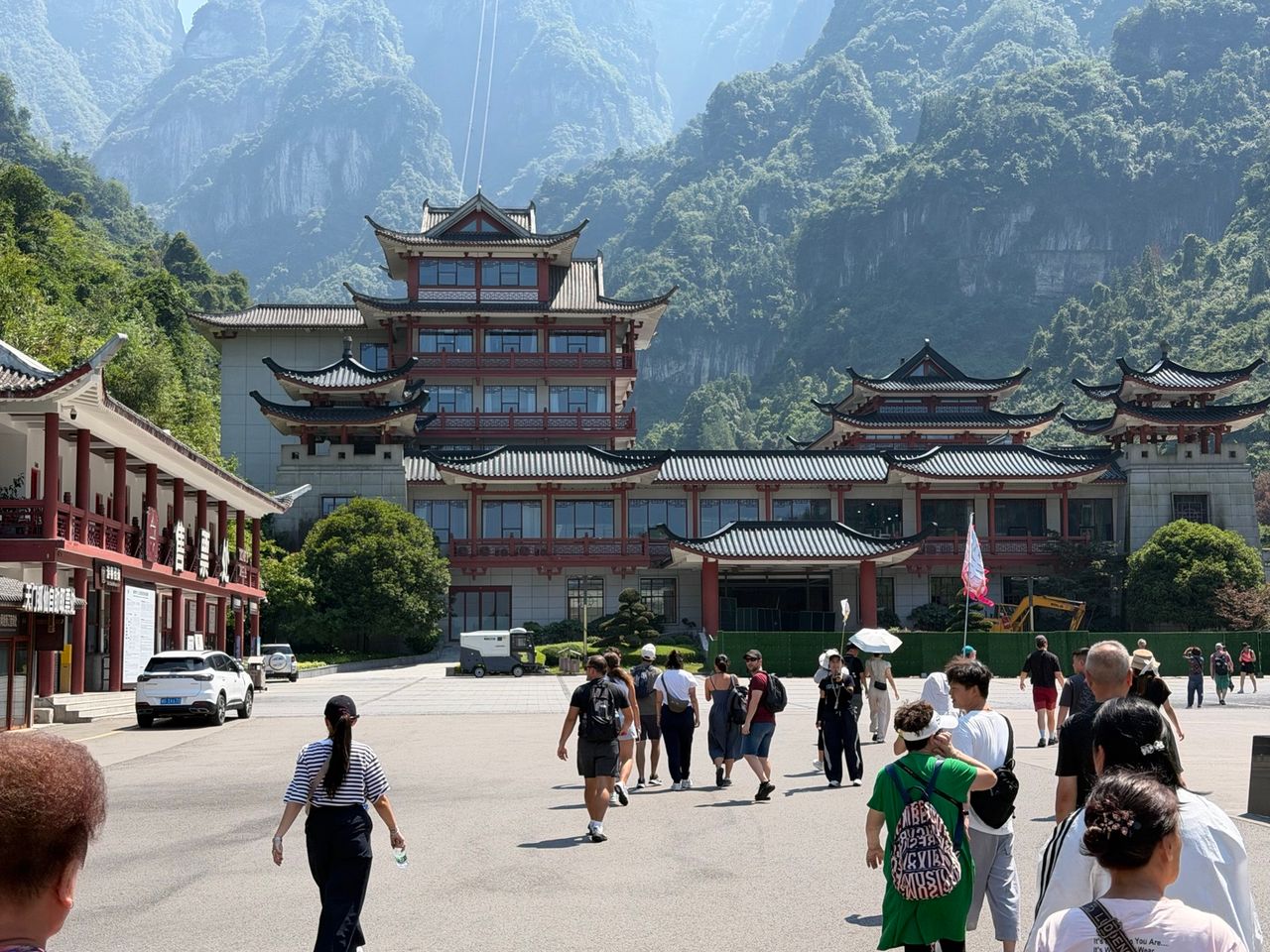 Zone d’accueil touristique au pied de Tianmen Mountain.