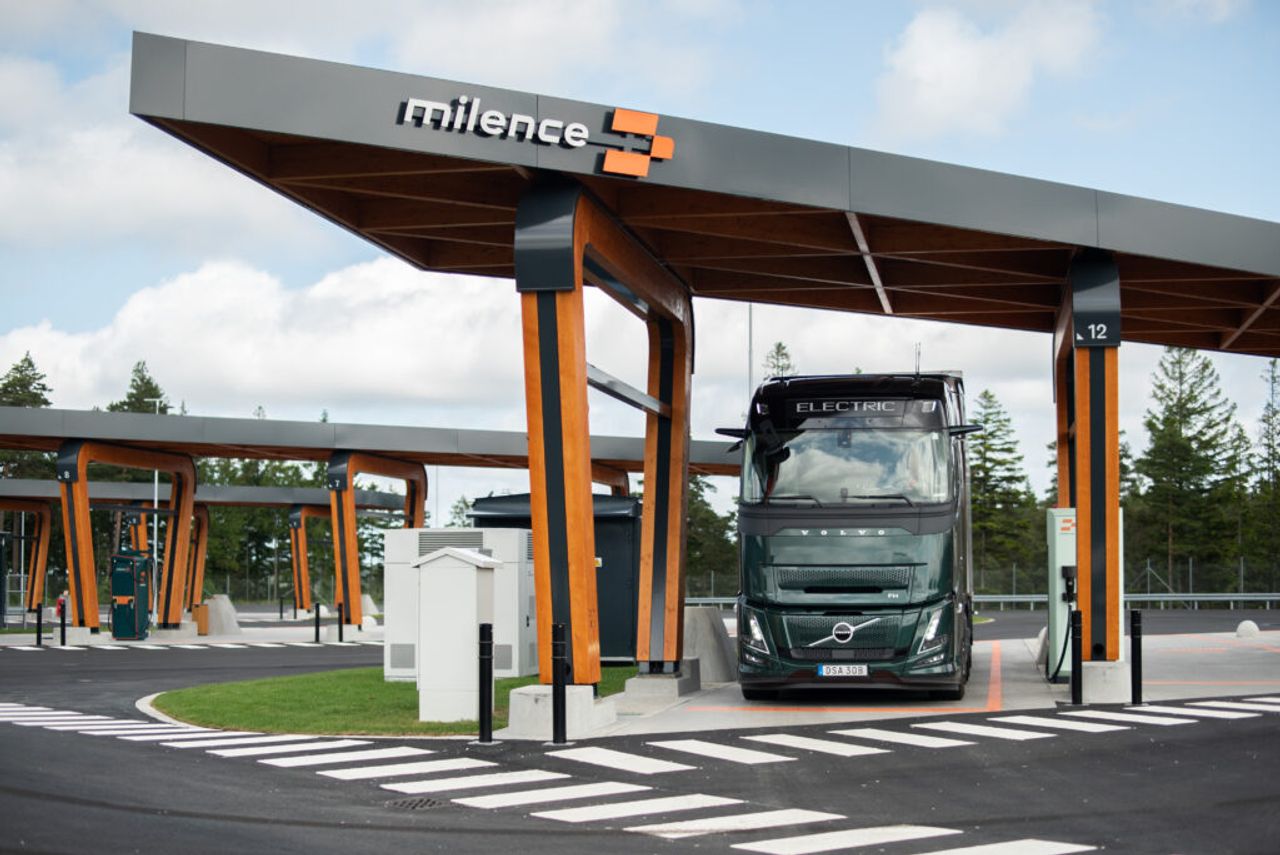 Volvo FH Aero Electric branché à une borne Megawatt Charging System au hub Milence de Landvetter, en Suède.