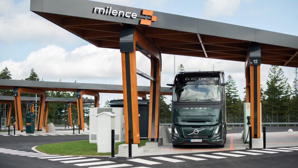 Volvo FH Aero Electric branché à une borne Megawatt Charging System au hub Milence de Landvetter, en Suède.