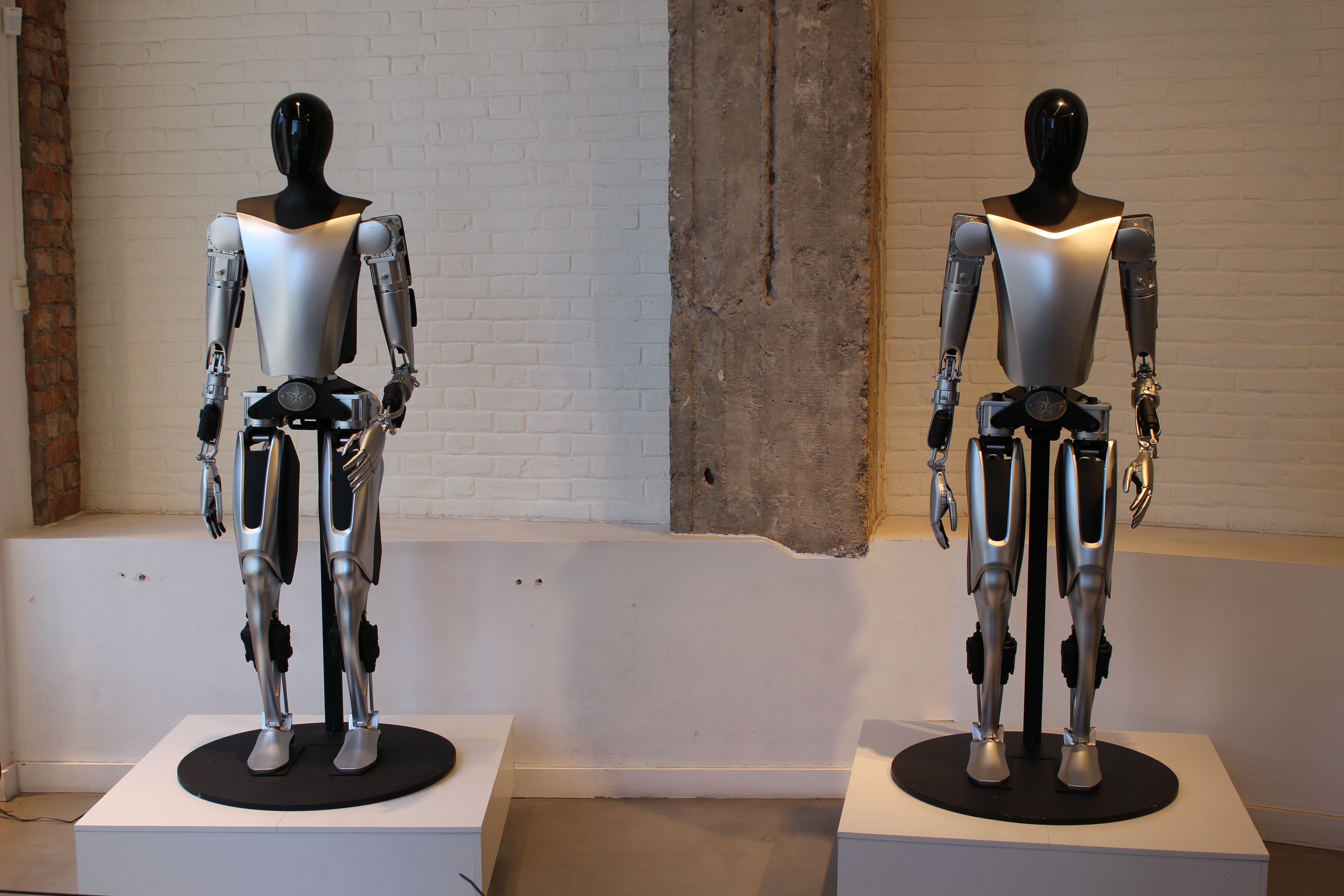 Robot humanoïde Tesla Optimus debout à Stockholm.