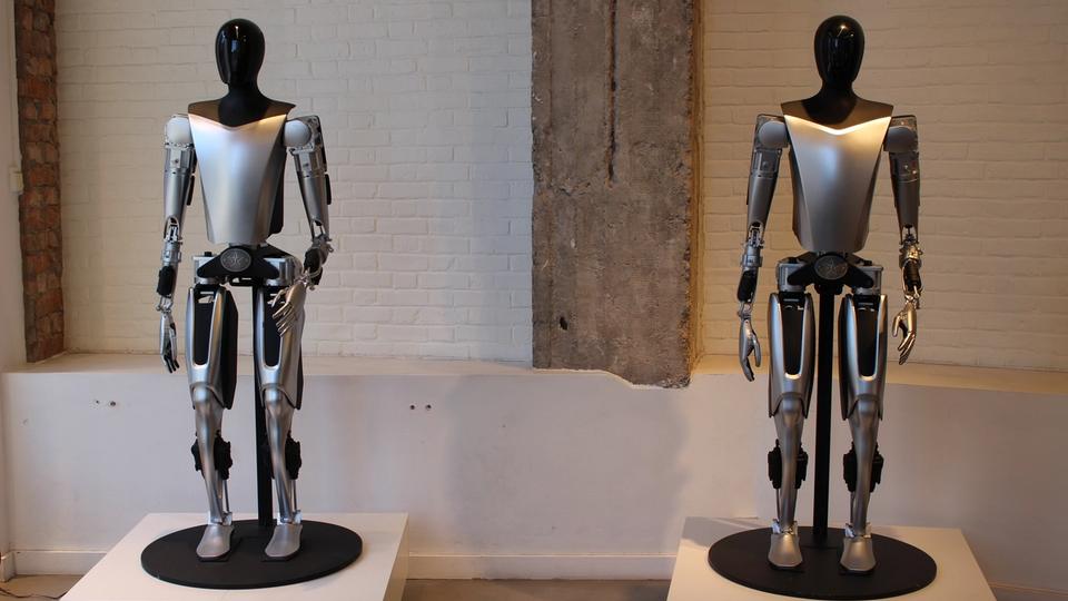 Robot humanoïde Tesla Optimus debout à Stockholm.
