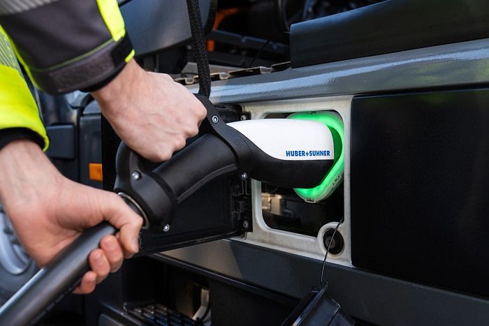 Gros plan sur un connecteur Megawatt Charging System branché sur un Mercedes-Benz eActros 600.