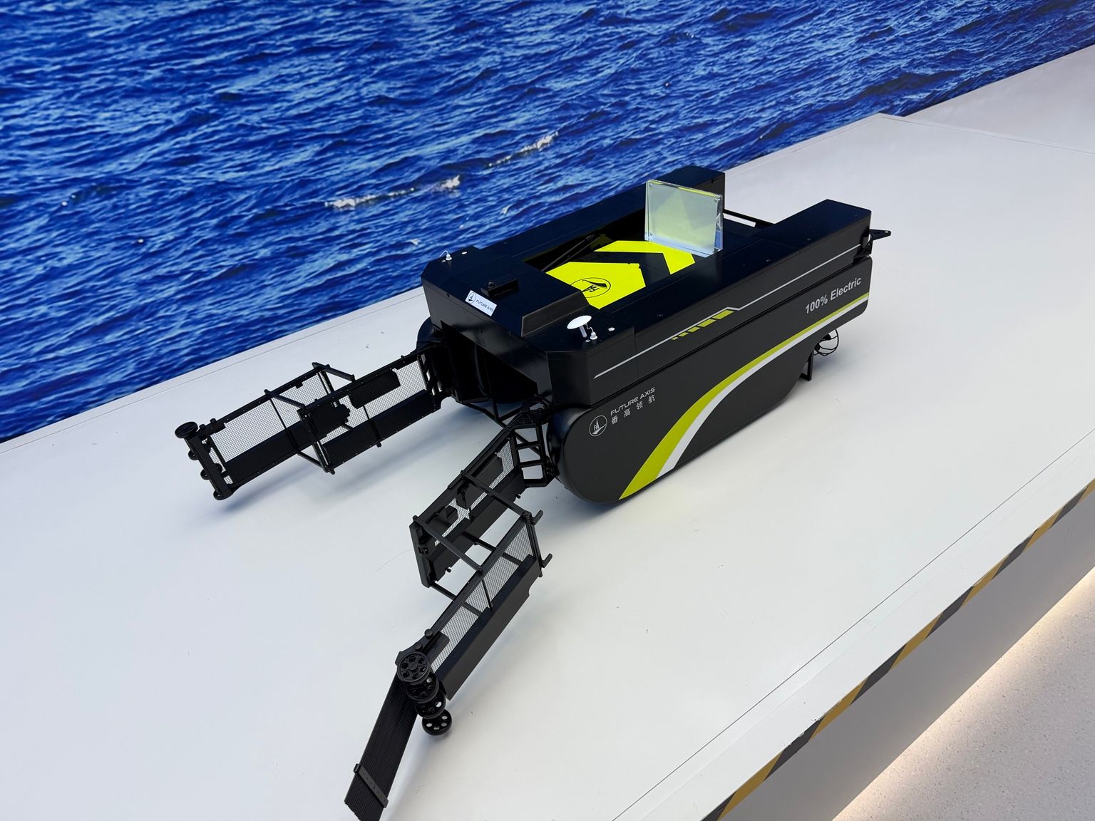 Photo terrain STORIMITIK d’un robot aquatique Future Axis avec ses bras de collecte ouverts.