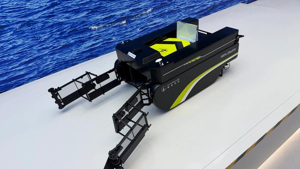 Photo terrain STORIMITIK d’un robot aquatique Future Axis avec ses bras de collecte ouverts.