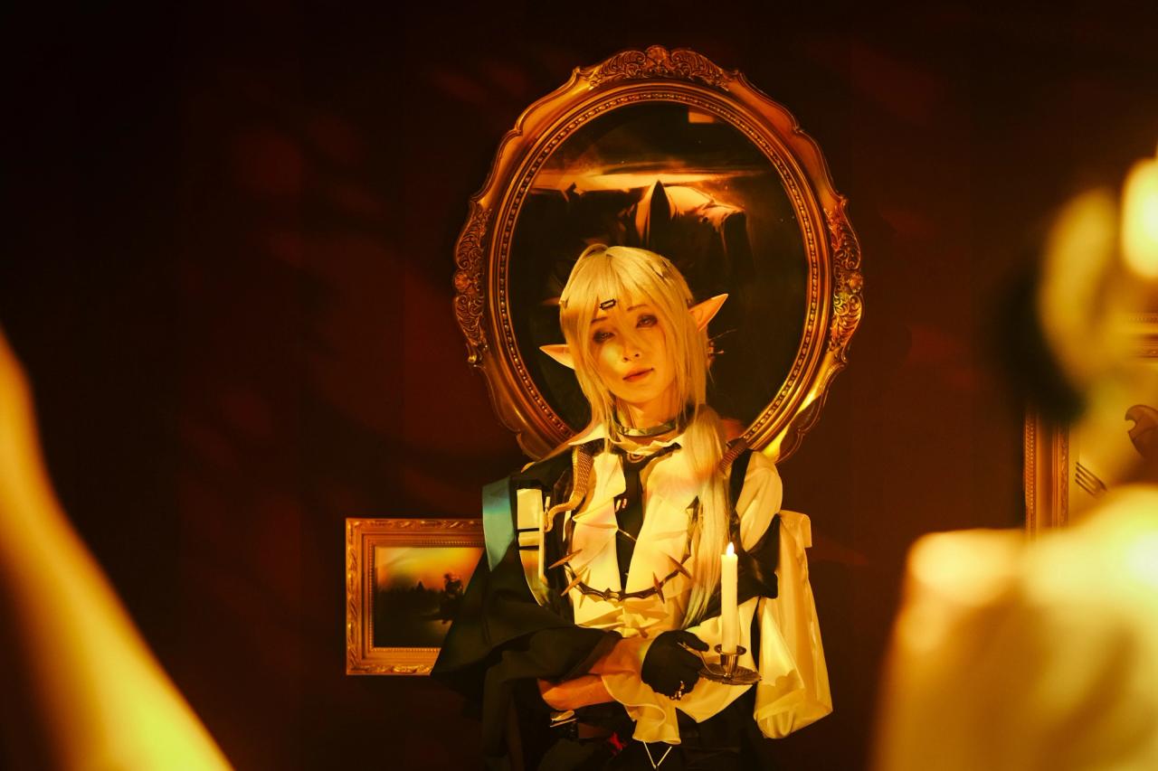 Personne en costume de cosplay à Shanghai, photographiée dans un environnement lié à la culture fan.