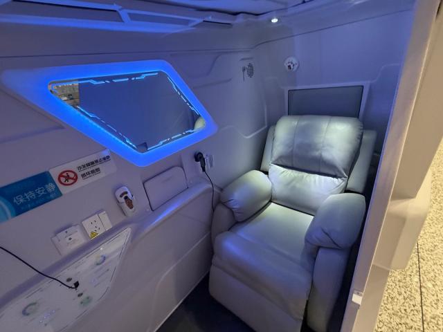 Intérieur d’une cabine de repos avec fauteuil.