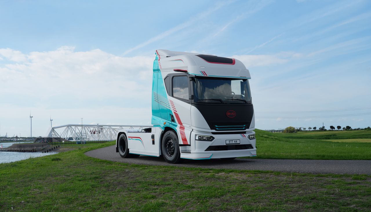 BYD ETT 44, tracteur routier électrique destiné au marché européen, photographié de trois quarts avant.