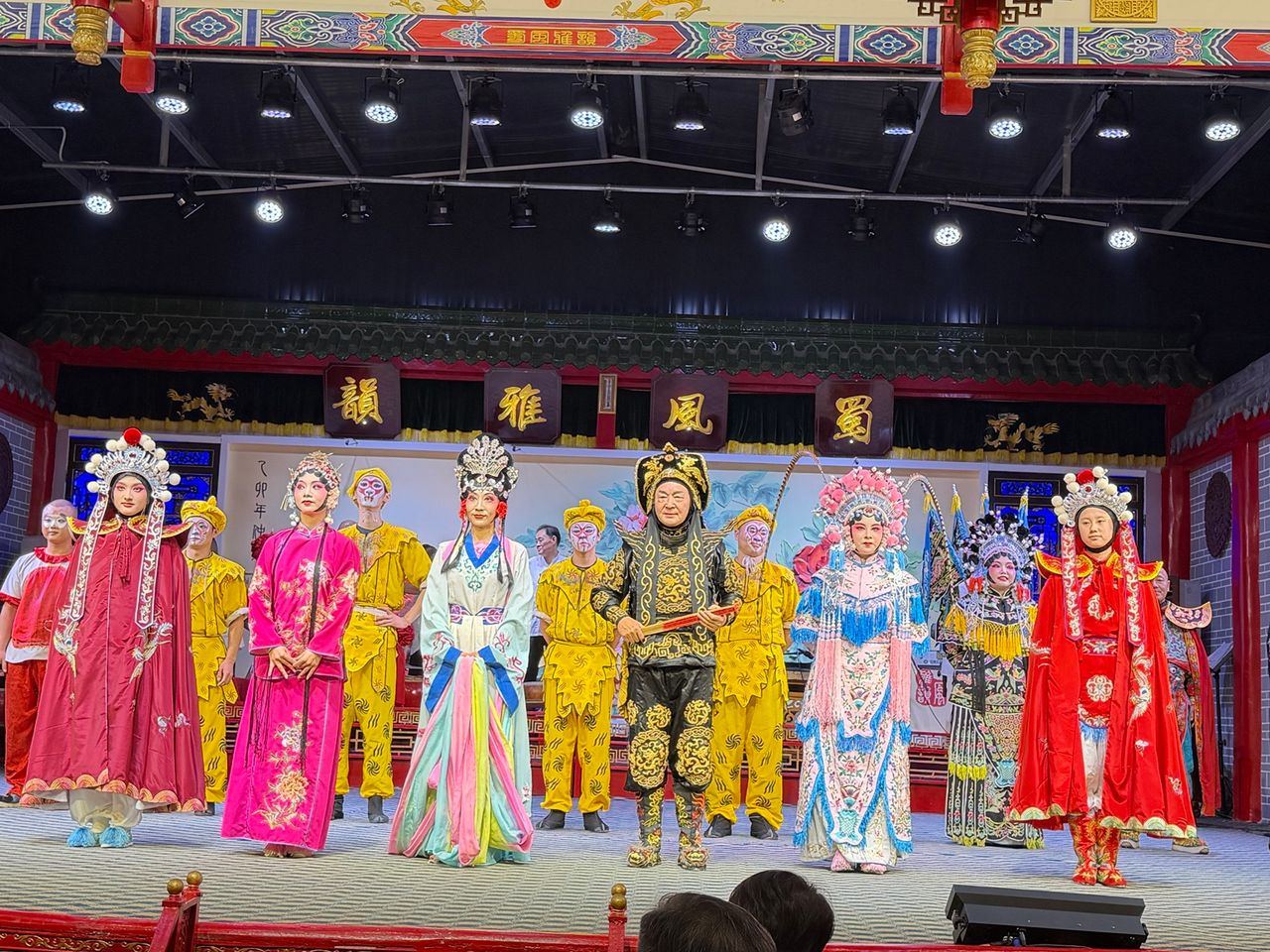 Artistes en costumes traditionnels sur la scène de Shufeng Yayun.