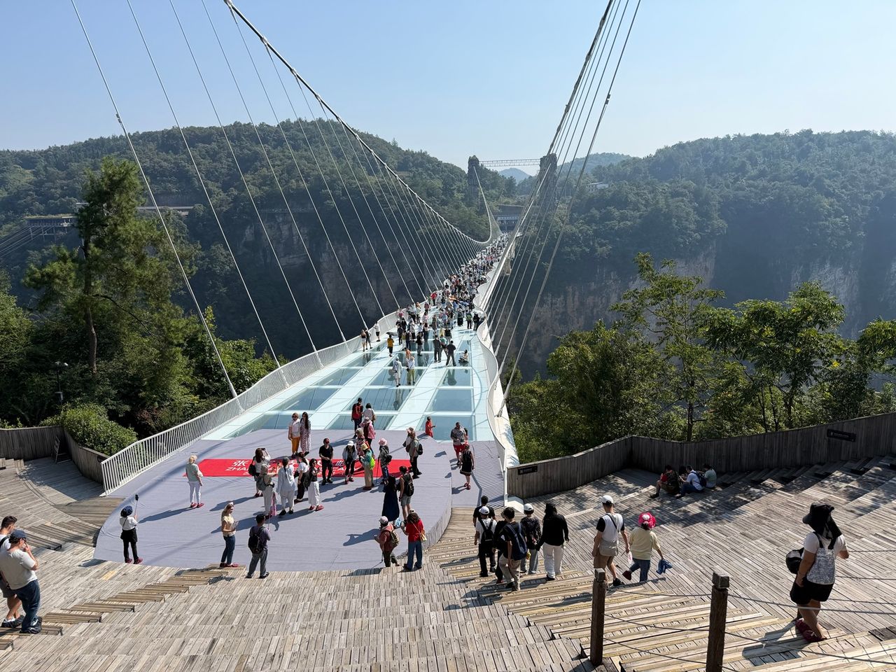 Visiteurs entrant sur le Zhangjiajie Grand Canyon Glass Bridge.
