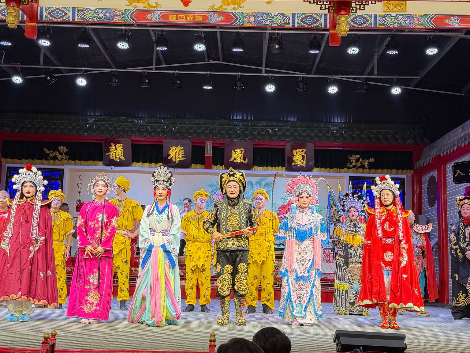 Troupe en costumes traditionnels sur la scène de Shufeng Yayun à Chengdu.