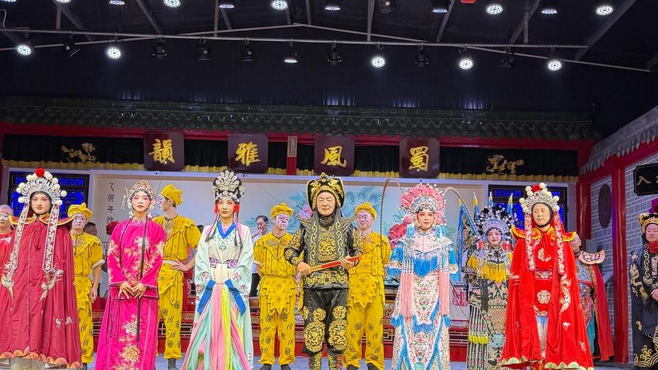 Troupe en costumes traditionnels sur la scène de Shufeng Yayun à Chengdu.
