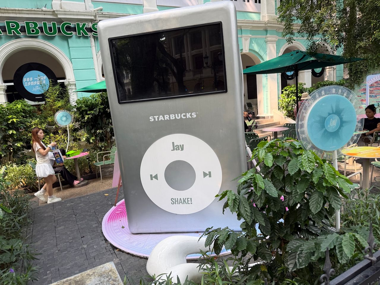 Installation géante en forme de lecteur musical devant le Starbucks Reserve de Shamian à Guangzhou, avec la mention Jay et l’univers graphique de la collaboration.