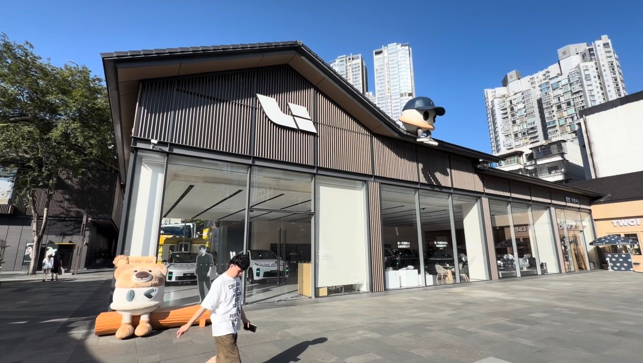 Apple Store donnant sur un espace extérieur avec fontaines à Taikoo Li Chengdu.