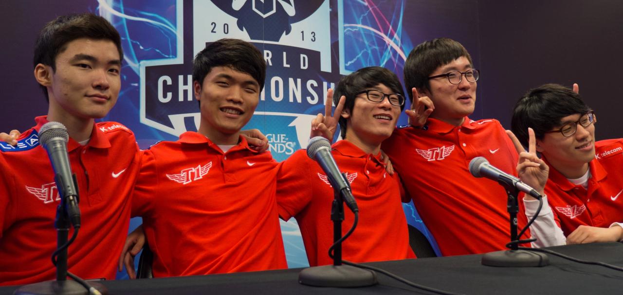Les joueurs de SK Telecom T1 sur scène aux Worlds de League of Legends 2013.