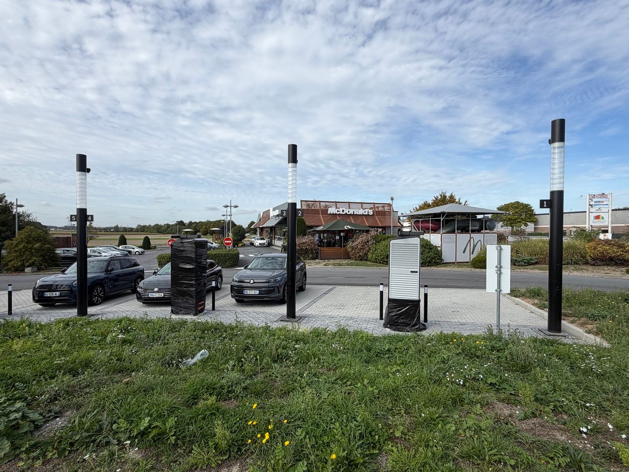 Vue du nouveau hub de recharge Mercedes-Benz à Fresnes-lès-Montauban, avec plusieurs points de charge visibles.