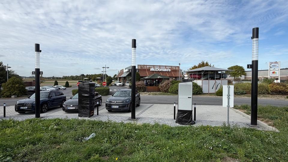 Vue du nouveau hub de recharge Mercedes-Benz à Fresnes-lès-Montauban, avec plusieurs points de charge visibles.