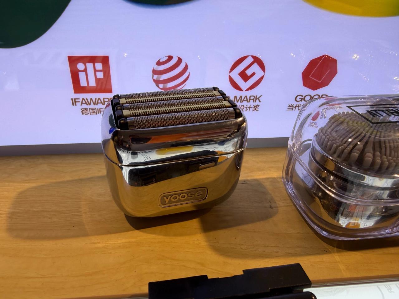 Gros plan sur un rasoir compact Yoose exposé en magasin.