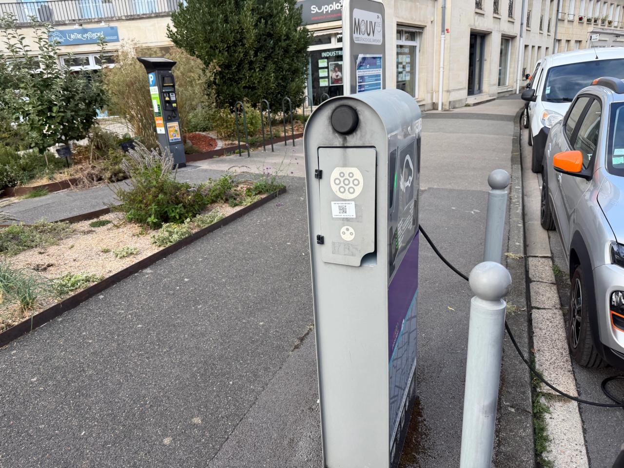 Deux voitures électriques stationnées près d’une borne Mouv’Oise.