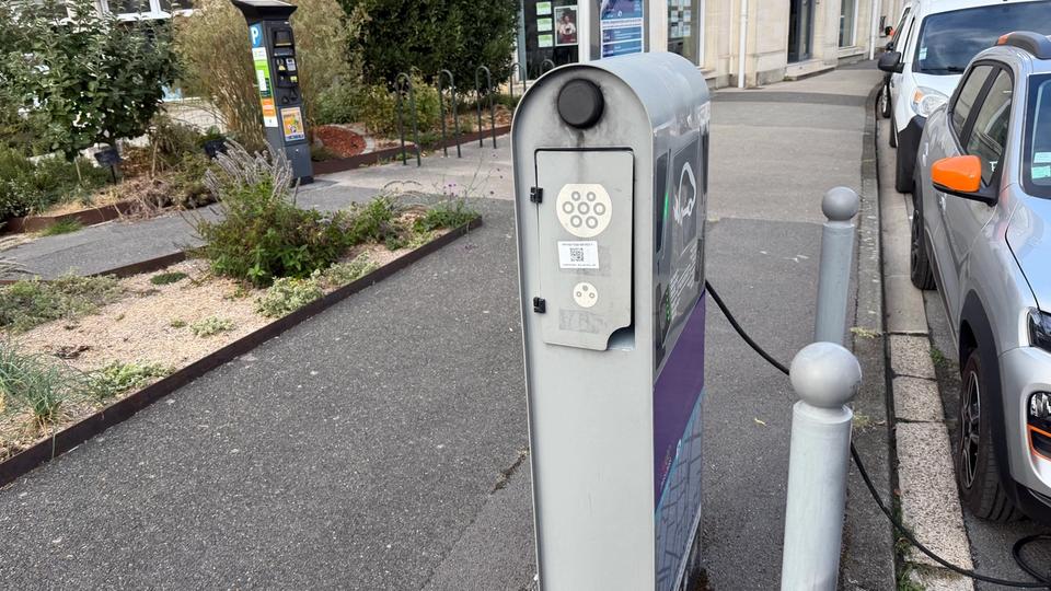 Deux voitures électriques stationnées près d’une borne Mouv’Oise.