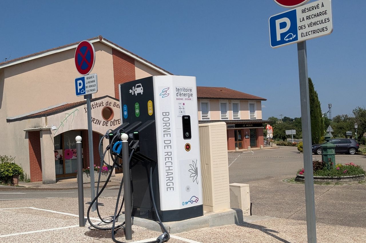 Borne de recharge pour véhicule électrique à Jons, dans le Rhône, utilisée pour illustrer le développement du réseau public français.