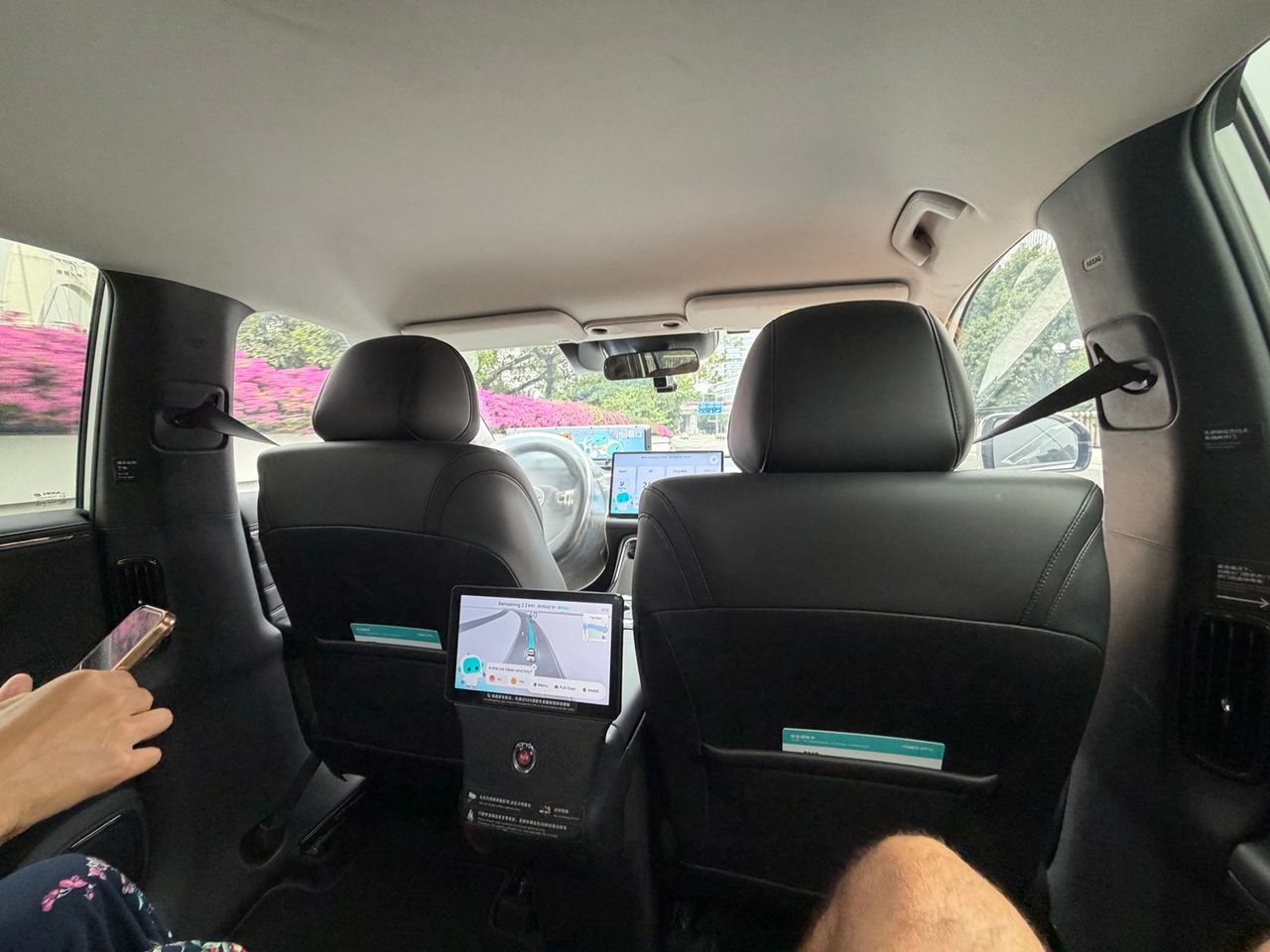 Photo terrain STORIMITIK prise depuis l’arrière d’un robotaxi Pony.ai à Guangzhou, montrant l’habitacle et le siège conducteur vide pendant le trajet.