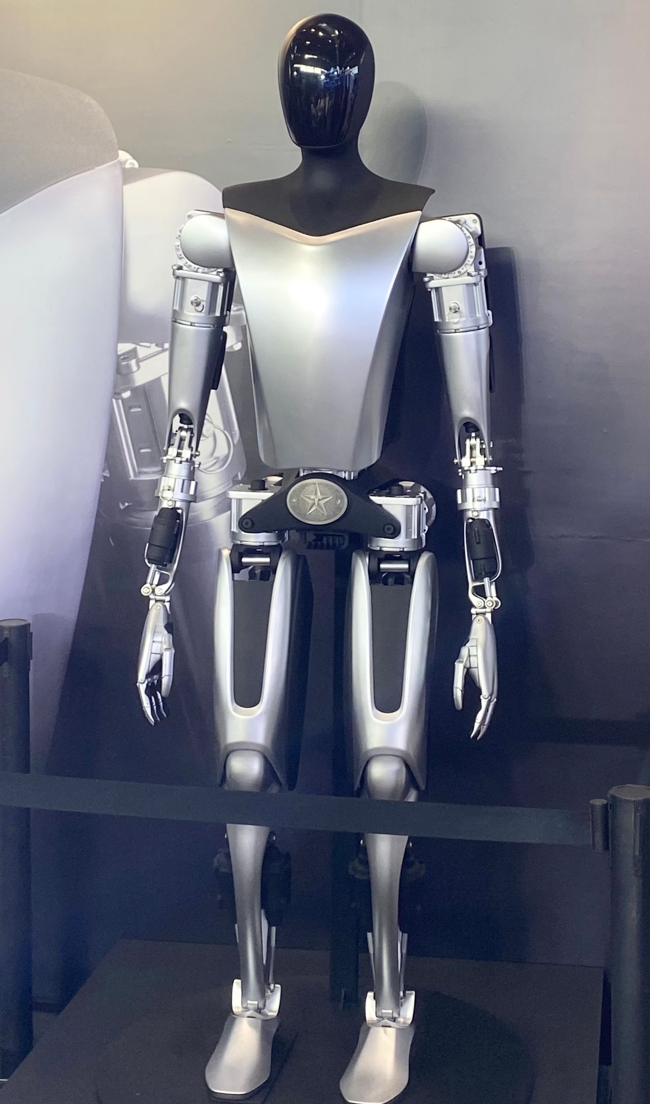 Robot humanoïde Optimus de Tesla présenté lors d’une exposition.