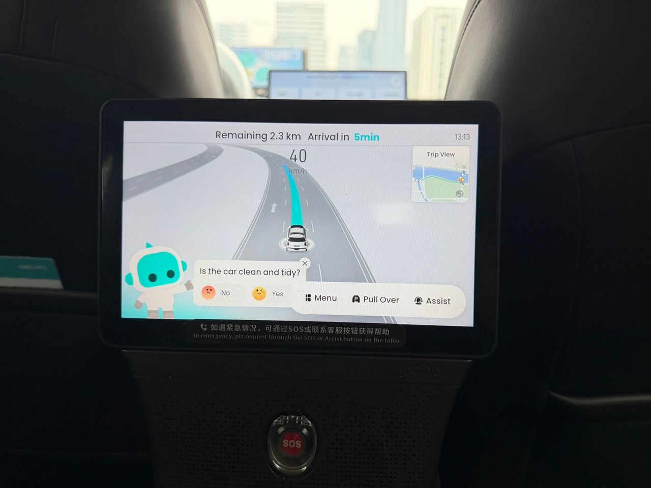 Photo terrain STORIMITIK de l’écran arrière d’un robotaxi Pony.ai affichant la vitesse, la distance restante, les fonctions Pull Over et Assist, avec un bouton SOS physique.
