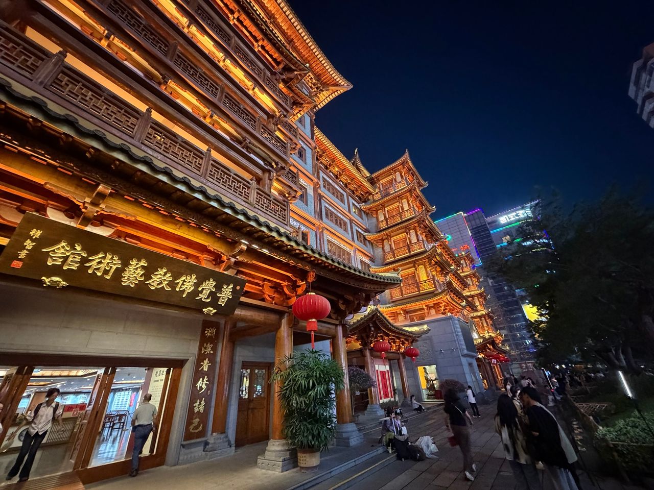 Photo terrain nocturne d’une architecture traditionnelle illuminée à Guangzhou.