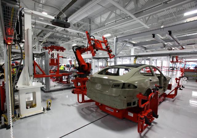 Robots industriels sur une ligne de production Tesla.