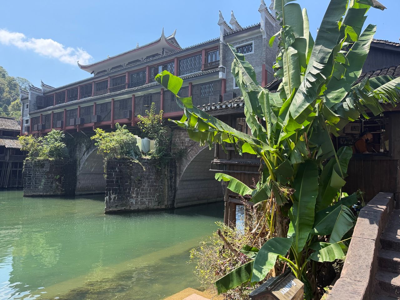 Bateaux touristiques naviguant sur la rivière Tuojiang à Fenghuang.