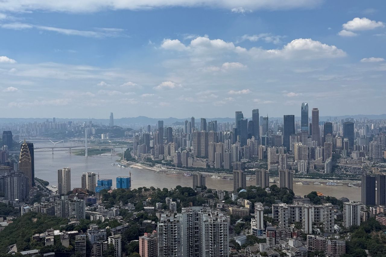 Panorama de Chongqing montrant le fleuve, les ponts, les tours et plusieurs niveaux d’infrastructures urbaines.