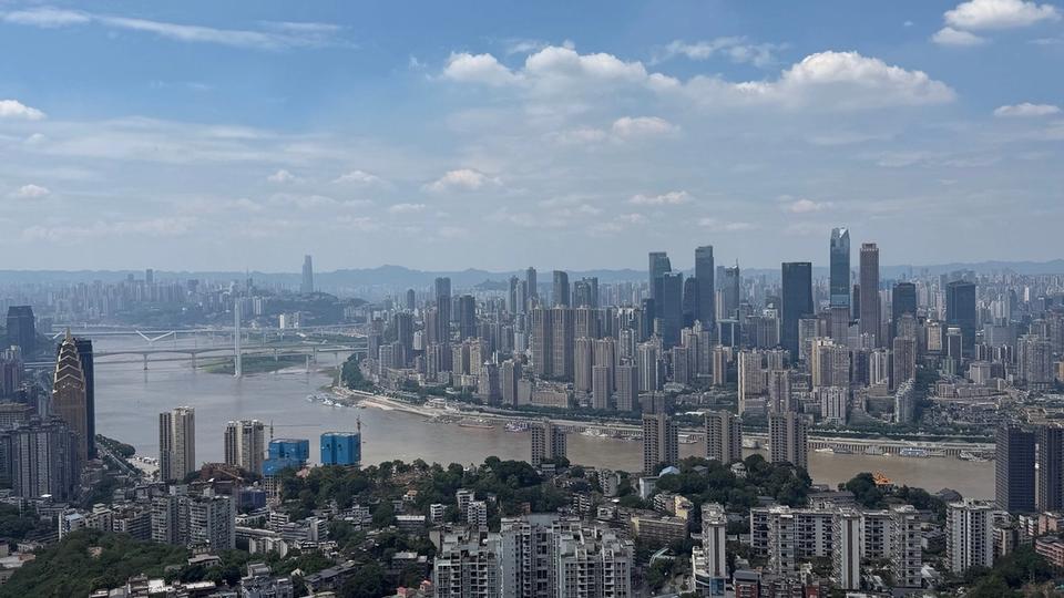 Panorama de Chongqing montrant le fleuve, les ponts, les tours et plusieurs niveaux d’infrastructures urbaines.
