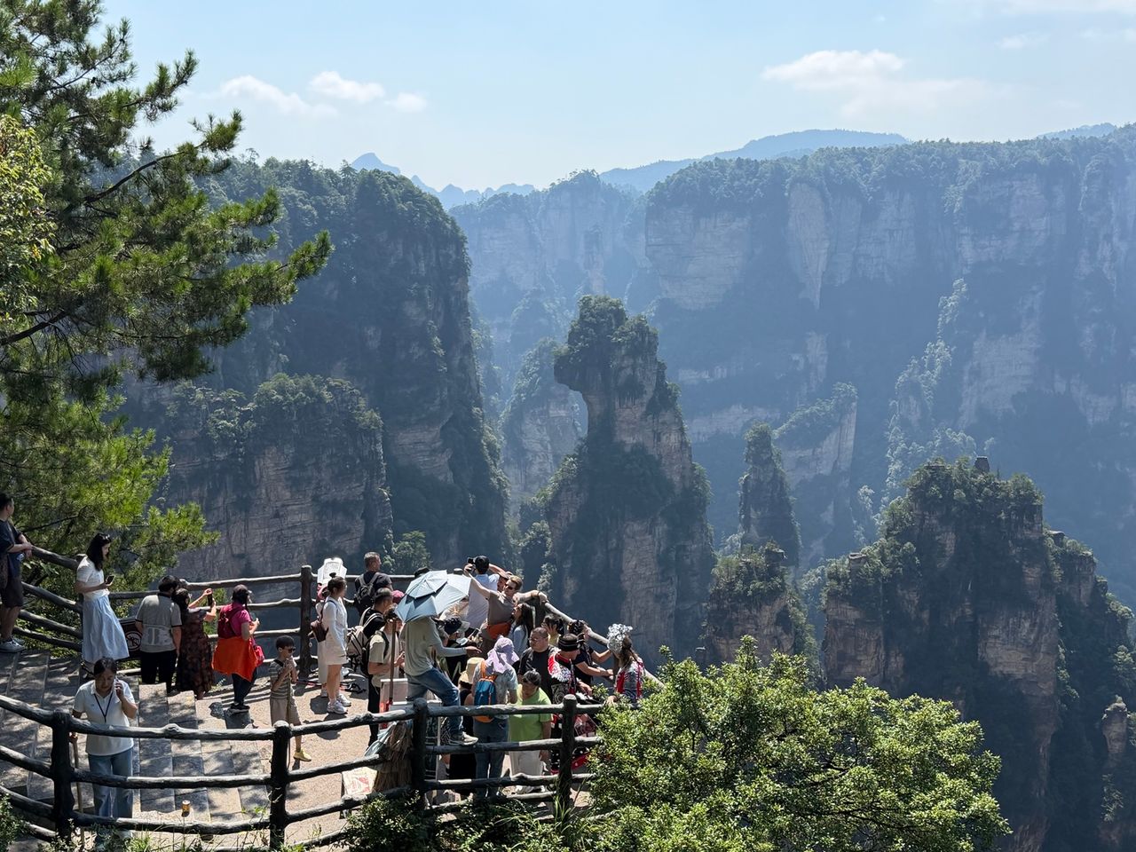 Foule de visiteurs face aux formations rocheuses de Zhangjiajie.