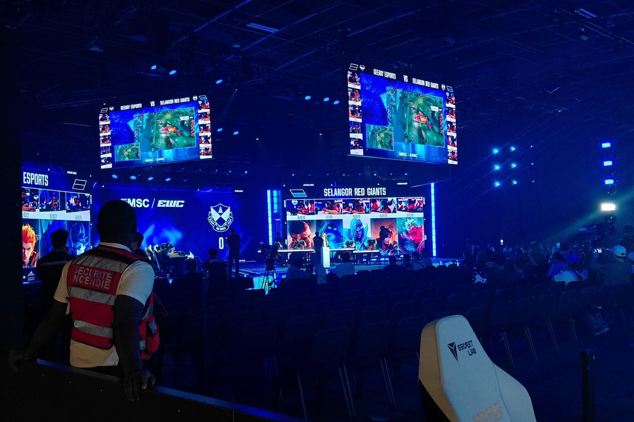 Photo contextuelle d’une compétition esport en 2026, utilisée pour illustrer le format compétitif du FNCS : six parties le samedi, six le dimanche, avec classement fondé sur placement et éliminations.