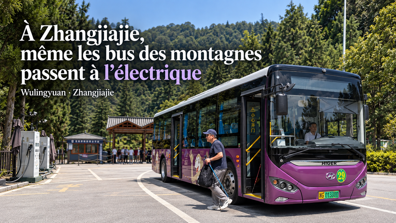 Visuel STORIMITIK montrant un bus touristique à Zhangjiajie dans son environnement montagneux, avec l’électrification des transports du site mise en avant.