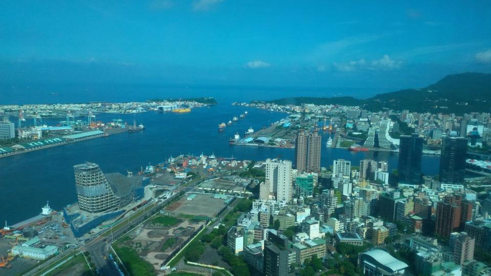 Vue aérienne du port de Kaohsiung à Taïwan, avec terminaux et installations portuaires.
