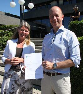 Ordfører i Asker kommune, Lene Conradi overrekker prisen til Hans Erik Karsten, daglig leder i IntSpo AS.