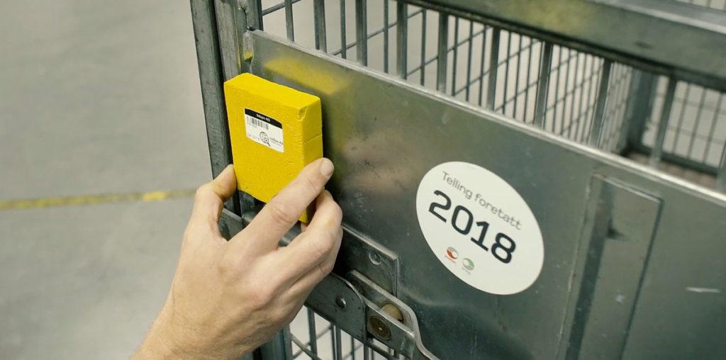 De smarte sporingsenhetene monteres på pakkeburene. Enhetene sender informasjon over Telenors NB-IoT-nett som gir god dekning, selv i store lagerbygninger.