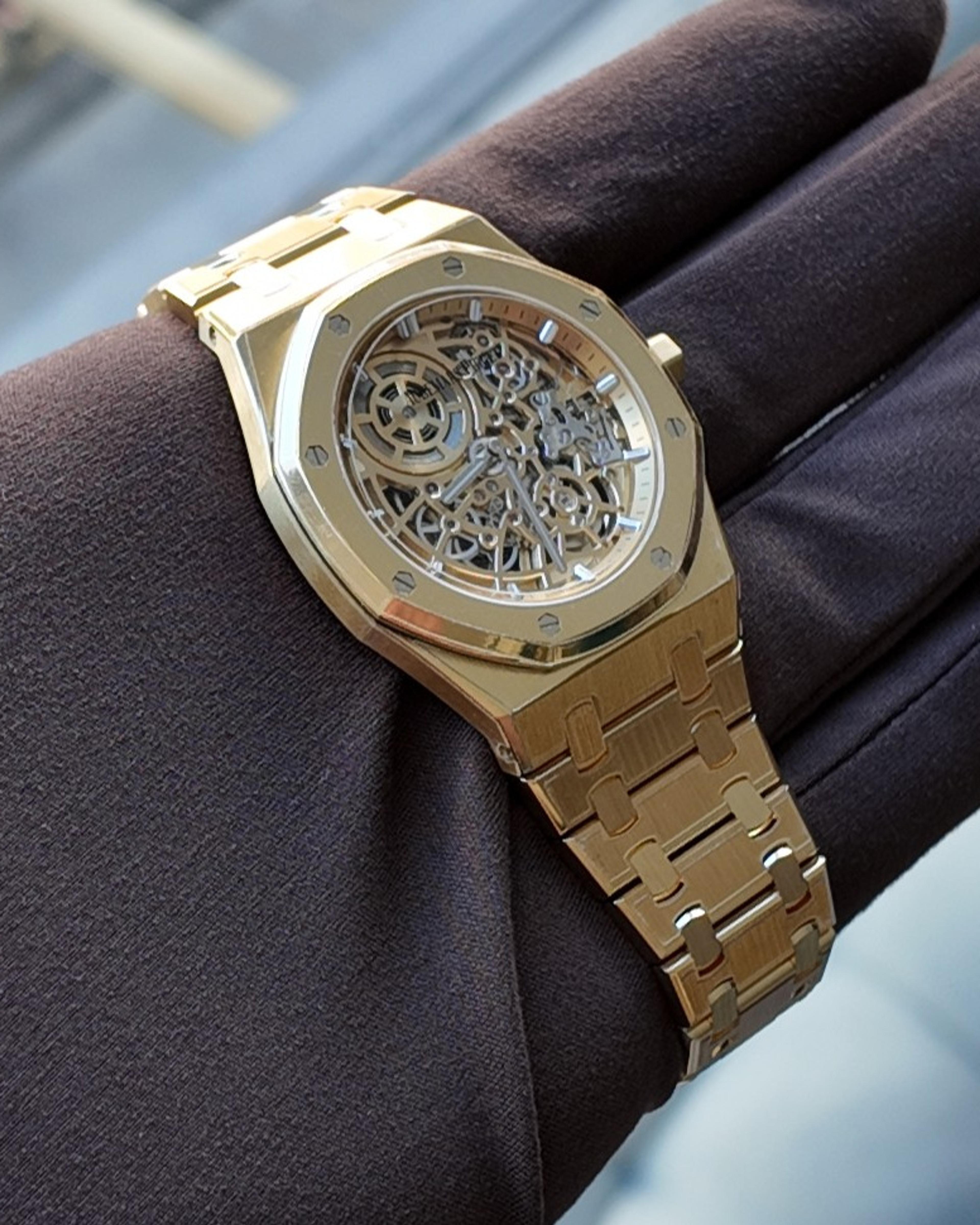 Audemars Piguet Royal Oak Openworked in yellow gold, on a gloved hand