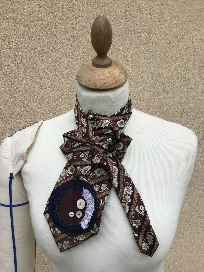 Lavallière faite d’une cravate à motifs, sur mannequin